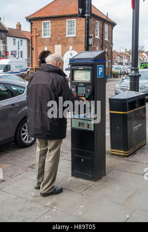 Ein älterer Mann, der Kauf einer Straße parken Ticket aus dem Automaten Yarm Stockton auf Tees England UK Stockfoto