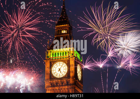 explosive Feuerwerk rund um Big Ben. Silvester in der Stadt - Feier Hintergrund Stockfoto