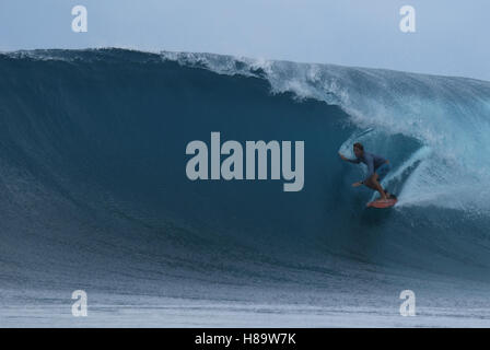 Surfer reiten tief in einer Vinifizierung Welle an Lances Rechte Riff brechen auf den Mentawai-Inseln. Stockfoto