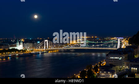 Elisabeth-Brücke und Pfarrkirche der Innenstadt unter dem Mondlicht Stockfoto