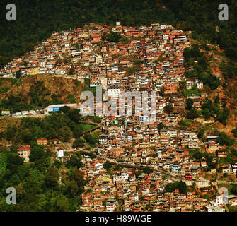 Mineira Slum in Rio De Janeiro befindet sich hinter der Allee, wo die Samba Parade Gruppen Stockfoto