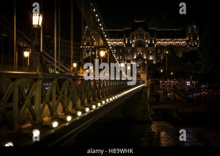 Széchenyi Kettenbrücke durch Nacht und Four Seasons Hotel Gresham Palace Stockfoto