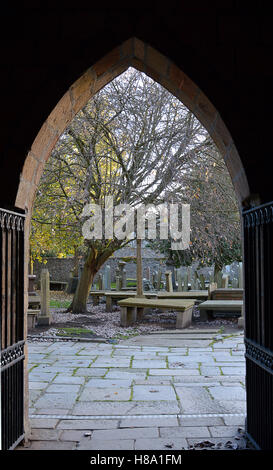 Gräber auf dem Friedhof durch die gotischen gewölbte Tür der Kathedrale von St Machar, Aberdeen, Schottland Stockfoto