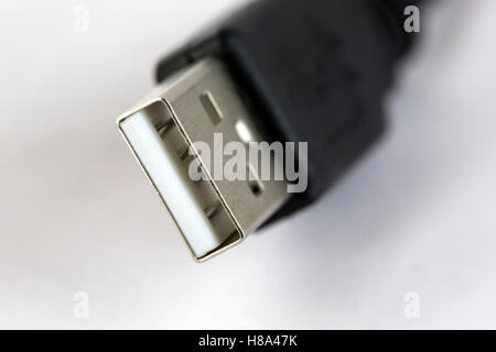 USB-Kabel schließen Sie isolierten auf weißen Hintergrund Stockfoto