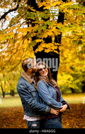 Junge Paare, die Spaß im Herbst park Stockfoto