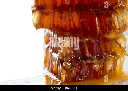 Honig aus den Waben auf hellem Hintergrund Stockfoto