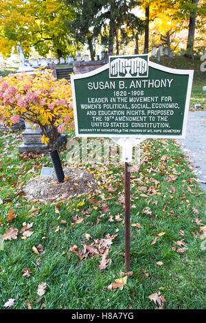 Susan Frauen Rechte Bewegung Führer Grabstein Hinweisschild befindet sich in Mt Hope Cemetery in Rochester, New York, USA. Stockfoto