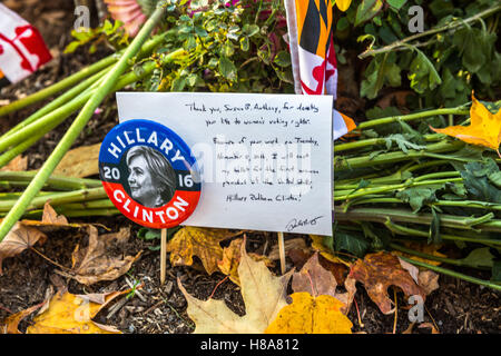 Susan Frauen Rechte Führer Grabstein 2016 USA Präsidentschaftswahlen, Wähler handschriftliche Nachricht an Hillary R. Clinton Stockfoto