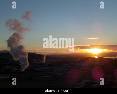 Atemberaubenden Sonnenuntergang über das geothermische Gebiet von der Stadt Mývatn in Island Stockfoto