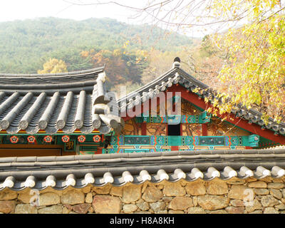 Wunderschöne und einzigartige koreanische traditionelle Art Dächer und Steinmauer des alten Tempels, Republik Korea Stockfoto