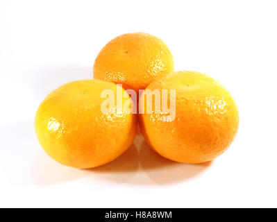 Nahaufnahme von drei Reife Orangen isoliert auf weißem Hintergrund Stockfoto