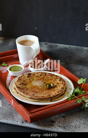 Aloo Paratha / indisches Fladenbrot gefüllt mit gewürztem Kartoffelpüree Stockfoto