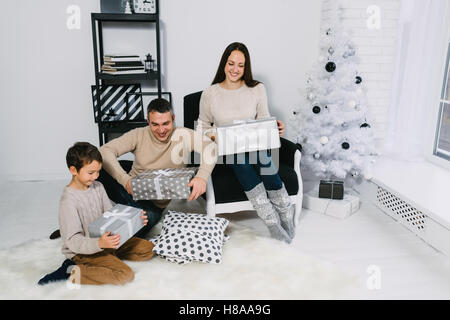 Familie, die Austausch von Weihnachtsgeschenke Stockfoto
