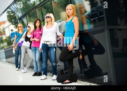 Gruppe von heranwachsenden Mädchen zwischen 13 und 17 Jahre alt Stockfoto