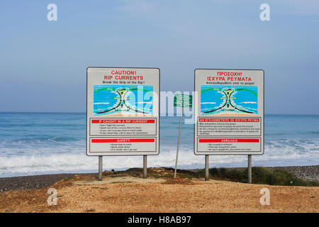 RIP-Strömung Warnzeichen auf Englisch und Griechisch, in der Nähe von Coral Bay, Zypern Stockfoto