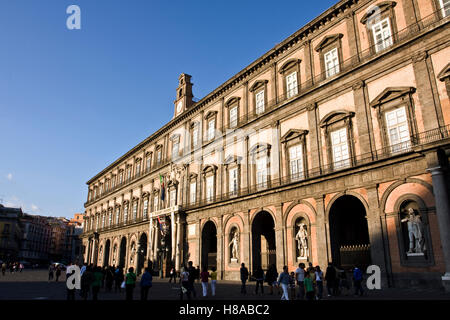 Der königliche Palast von Neapel, 1600, Architekt Domenico Fontana, in Piazza del Plebiscito Quadrat, Neapel, Kampanien, Italien, Europa Stockfoto