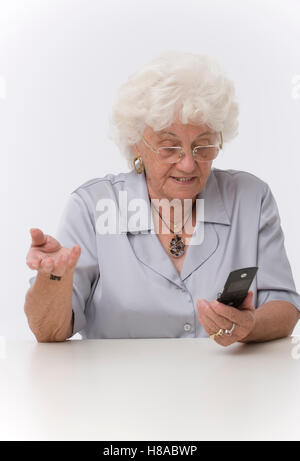 Ältere Frau mit Handy Stockfoto