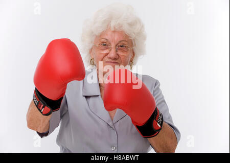 Ältere Frau Wih Boxhandschuhe Stockfoto