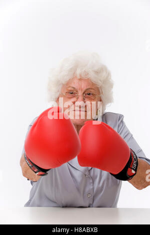 Ältere Frau Wih Boxhandschuhe Stockfoto