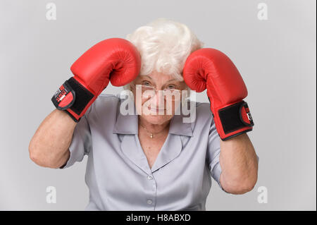 Ältere Frau Wih Boxhandschuhe Stockfoto