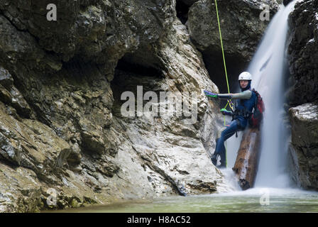 Canyoningtour in der Hetzschlucht Schlucht in der Nationalpark Kalkalpen Kalkstein Alpen Nationalpark, Oberösterreich, Österreich Stockfoto