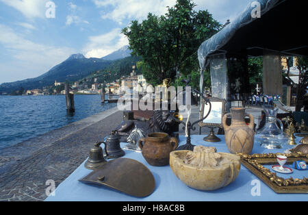Antiquitäten zum Verkauf an der Uferpromenade in Gargnano, Souvenirs, Gardasee, Italien, Europa Stockfoto