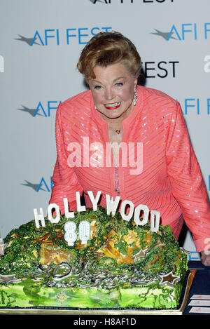 ESTHER WILLIAMS & HOLLYWOOD-Schild Geburtstag Kuchen 80. Geburtstag der HOLLYWOOD CINERAMA DOME HOLLYWOOD LA USA 6. November 2003 Stockfoto