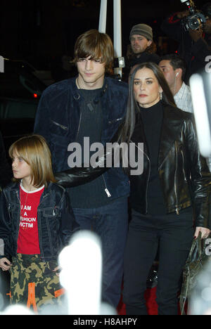 ASHTON KUTCHER DEMI MOORE & TALLULAH BELLE preiswerter durch die Dutzend Welt PR CHINESE THEATRE HOLLYWOOD LOS ANGELES USA 14 Decemb Stockfoto