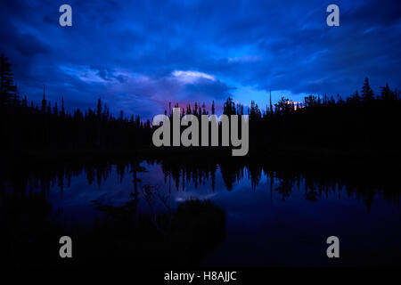 Sonnenuntergang über Spruce Lake Stockfoto