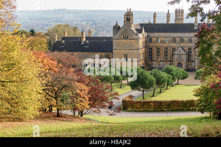 Zündeten Haus und Arboretum im Herbst, Gloucestershire, England, UK Stockfoto
