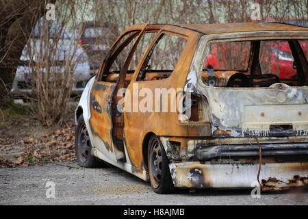 Autounfall mit Platten Reifen auf Parkplatz stehen. Stockfoto
