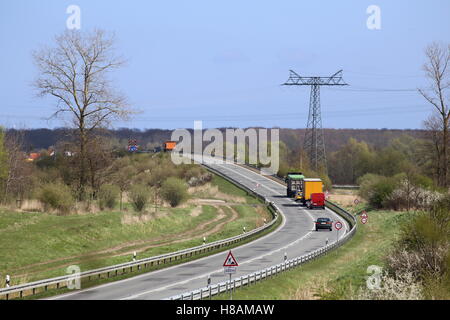 Verkehr auf einer Straße mit Baustelle in Mecklenburg-Vorpommern, Deutschland. Stockfoto