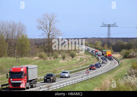 Verkehr auf einer Straße mit Baustelle in Mecklenburg-Vorpommern, Deutschland. Stockfoto