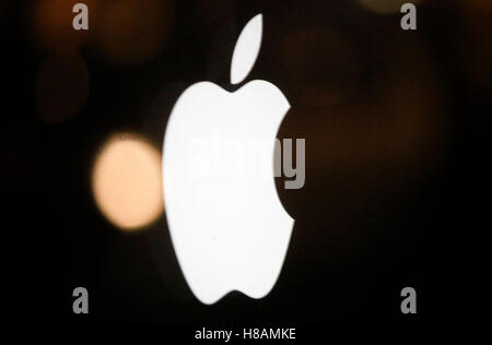 Das Logo der Marke "Apple", Berlin. Stockfoto