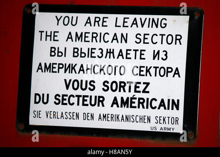 Schild "Sie verlassen den amerikanischen Sektor", Berlin. Stockfoto