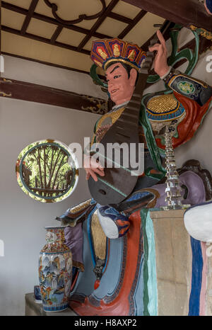 Statue von Guardian Instrument in der Halle der Wächter am Eingang Jiangxin Tempel auf Jiangxin Island, Wenzhou, China zu spielen. Stockfoto
