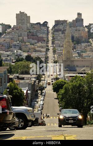 San Francisco lange Straße bei Sonnenuntergang mit Auto Stockfoto