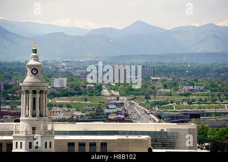 Denver-Rathaus-Turmuhr schließen mit Bergen im Hintergrund Stockfoto