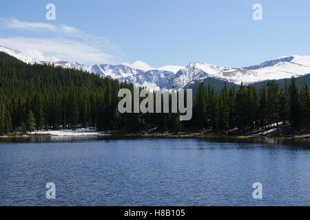 See Bäume Berge blauen Himmel Landschaft Denver Stockfoto