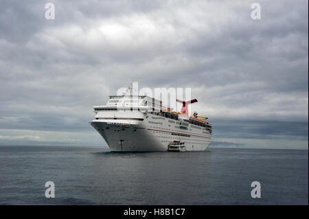 Carnival cruise Schiff angedockt im Hafen von Avalon auf Catalina Island, Kalifornien Stockfoto