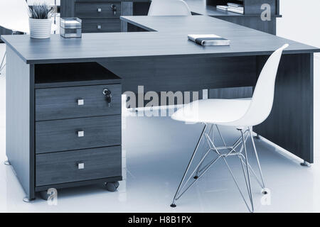 Tische und Stühle mit Reflektion auf weißem Hintergrund Stockfoto