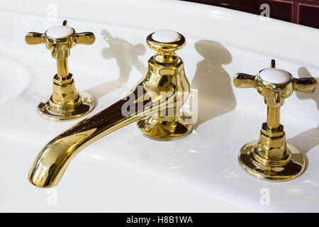 schöne Bronze Armaturen im Badezimmer Stockfoto
