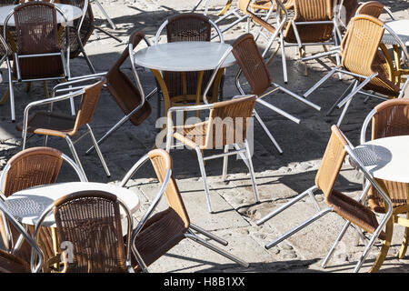 Tische und Sessel in einem Café auf der Straße Stockfoto