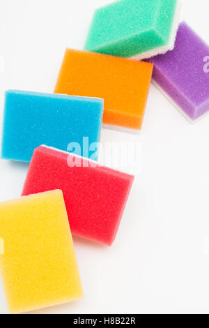 Farbe-Schwämme zum Geschirrspülen auf weißem Hintergrund Stockfoto