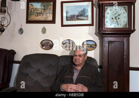 Alter Rentner unabhängig zu Hause leben Stockfoto