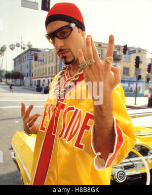 Ali G Indahouse, (ALI G INDAHOUSE) GB 2002, Regie: Mark Mylod, SACHA BARON COHEN, Schlüssel: Hand, Ringe, Sonnenbrille Stockfoto