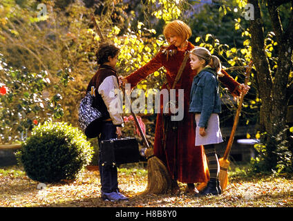 Bibi Blocksberg, (BIBI BLOCKSBERG) D 2002, Regie: Hermine Huntgeburth, MAXIMILIAN BEFORT, KATJA RIEMANN, SIDONIE VON KROSIGK, Schlüssel: Garten, Herbstlaub, Besuch, Besen Stockfoto