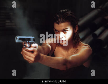 Resident Evil (RESIDENT EVIL) USA-GB-D 2002, Regie: Paul Anderson, MILLA JOVOVICH, Key: Waffe, Revolver, Zielen Stockfoto