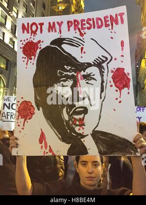 Anna Ceraulo-Jalazo hält ein Protestplakat vor dem Trump Tower in New York hoch, als Tausende von Demonstranten, die „nicht mein Präsident“ skandierten, die Fifth Avenue der Stadt nach den US-Präsidentschaftswahlen blockierten. Stockfoto