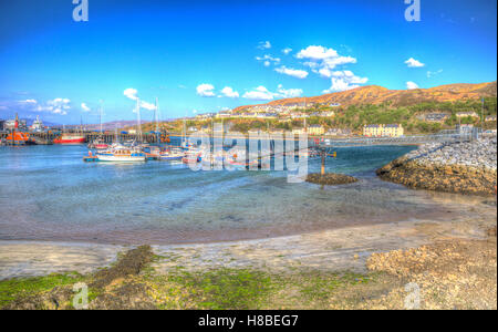 Boote in Mallaig Hafen Schottland Großbritannien Hafen Westküste der schottischen Highlands in der Nähe von Isle Of Skye im Sommer mit blauem Himmel hdr Stockfoto